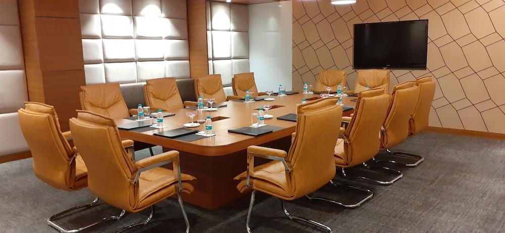 Ramada By Wyndham Jalandhar City Center Екстериор снимка