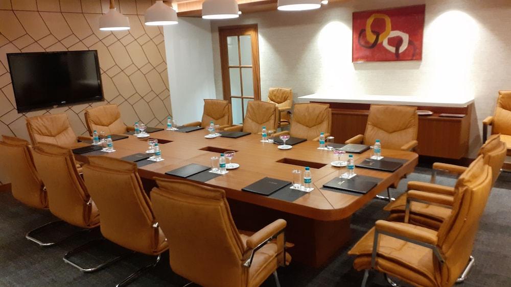 Ramada By Wyndham Jalandhar City Center Екстериор снимка