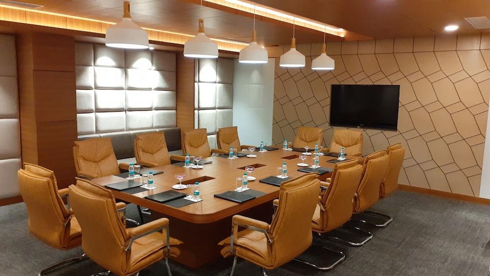 Ramada By Wyndham Jalandhar City Center Екстериор снимка