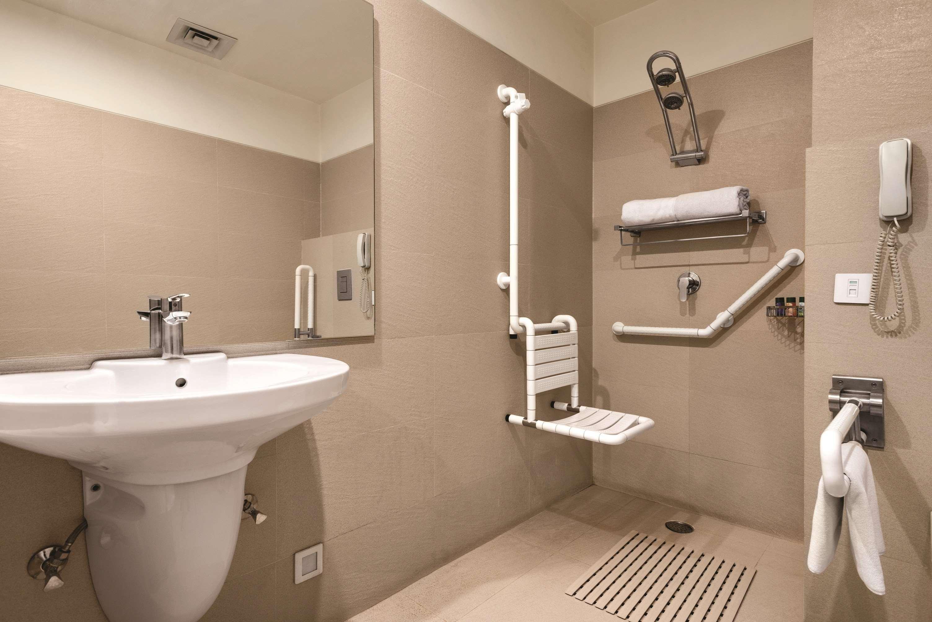 Ramada By Wyndham Jalandhar City Center Екстериор снимка