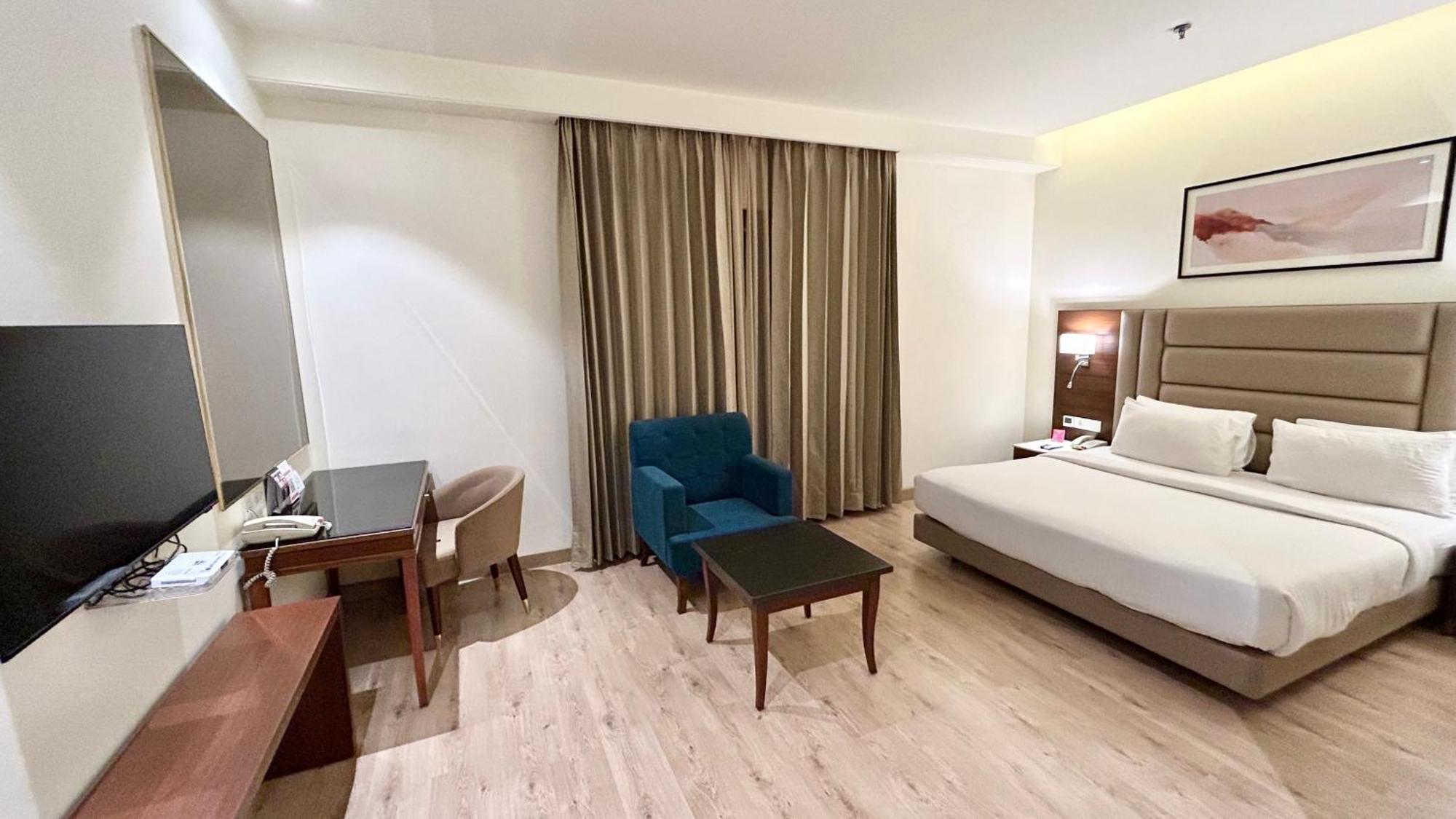 Ramada By Wyndham Jalandhar City Center Екстериор снимка