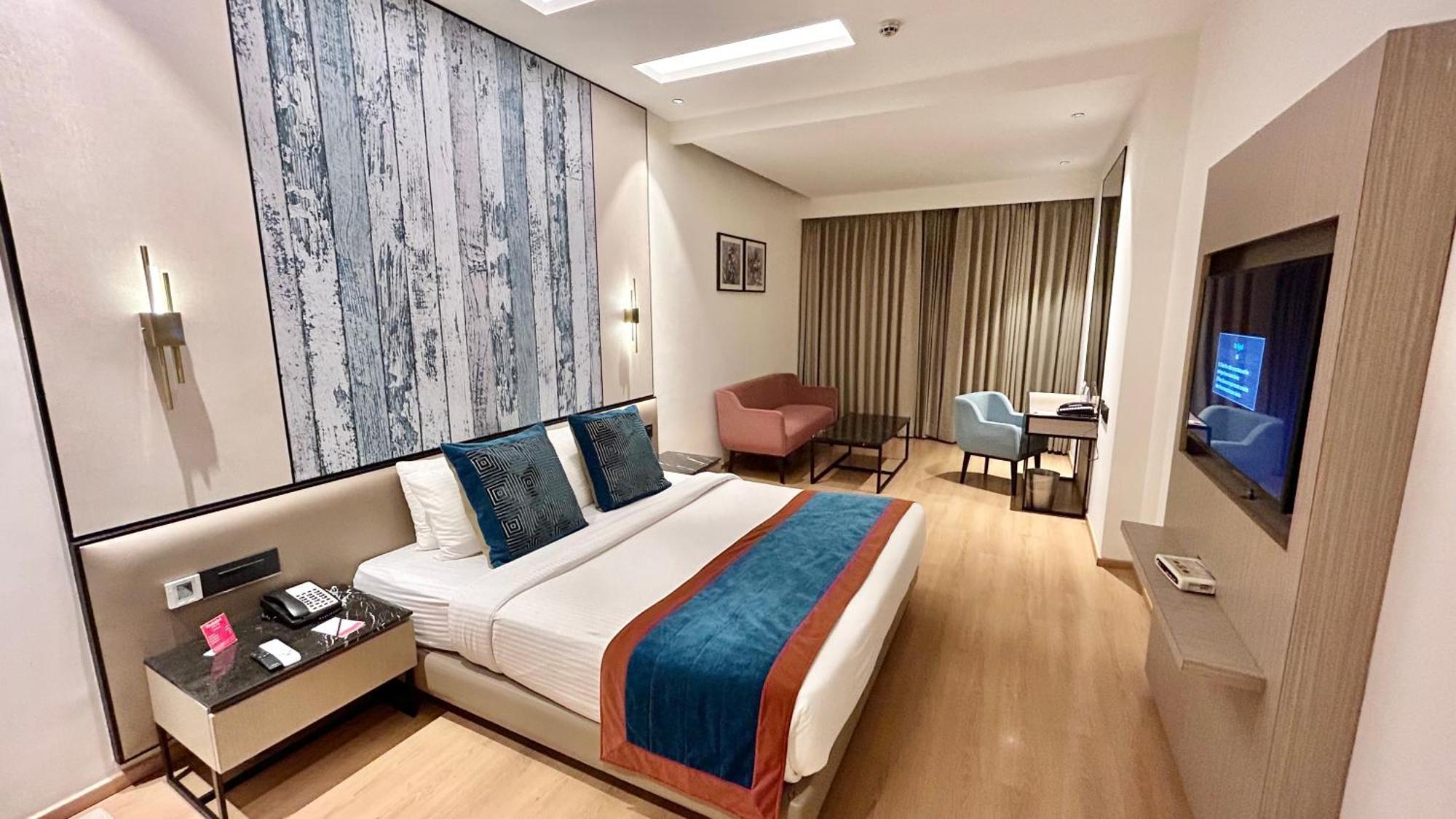 Ramada By Wyndham Jalandhar City Center Екстериор снимка